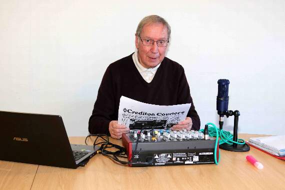 Lion Eric Parkes recording the Crediton Talking News during Lockdown. AQ 9773