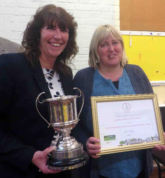 Landscore’s Debbie May and Penny Powlesland. SR 0544