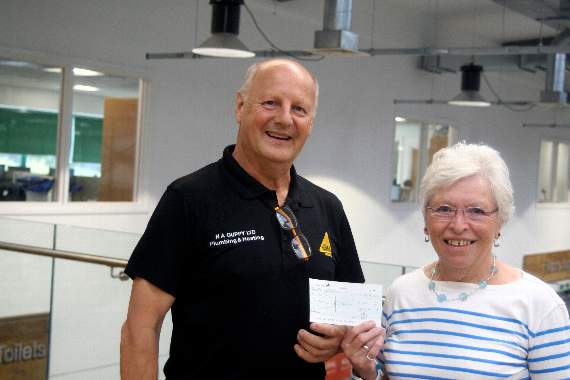 Charles Guppy hands the £1,000 cheque to Maggi Orasnjak. SR 4463