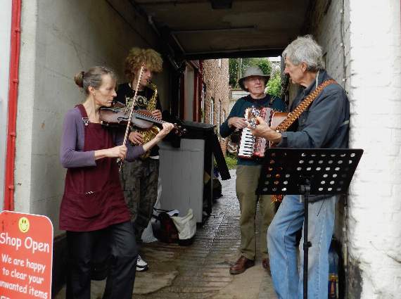 The Second Sight Band (Francisca Van Holthoon, Daniel Richards, Steve Turner, John Richards) busking on Saturday, August 21. NP 210821 06