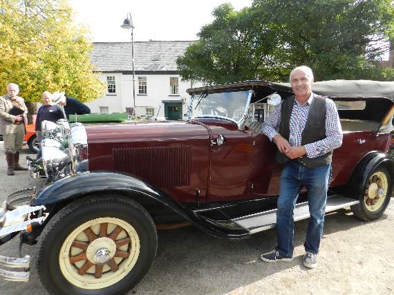 Chris Burrows with his 1930 Buick Tourer. NP 091021 04