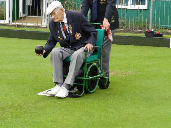 100 year-old Gordon Short during the fundraising challenge at Crediton Bowling Club. NP 050821 03
