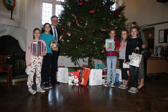 Left to right: Isabella, Elena, Barrow Hills headmaster Matthew Unsworth, Annabelle, Lucy, India and Mrs Boreham from Haslemere Foodbank