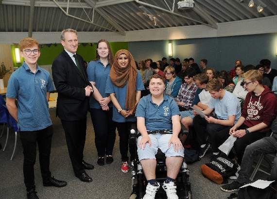 East Hampshire MP?Damian Hinds with students Rory Page, Julia Zieleniewicz, Fawziyyah Hamid and Samuel Cornelius-Light at Alton College. Picture order no: AD25-292-16 (altonherald.com)