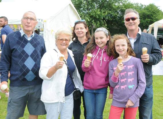 <p>Graham Thorpe and his family</p>