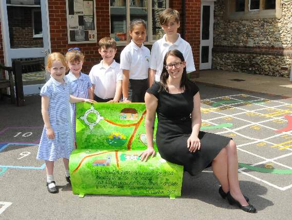 Headteacher Dawn Tilley with pupils and the finished BookBench. Picture order no: AD22-170-17 (altonherald.com)