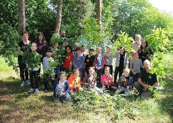 Deadwater Valley Trust rangers with children and staff from Woodlea School. Picture order no: BD25-41-17