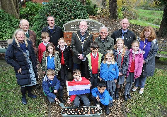 Farnham Mayor Mike Hodge and Dr Hans DuMoulin with staff and children from Potters Gate and St Andrew’s School and council staff