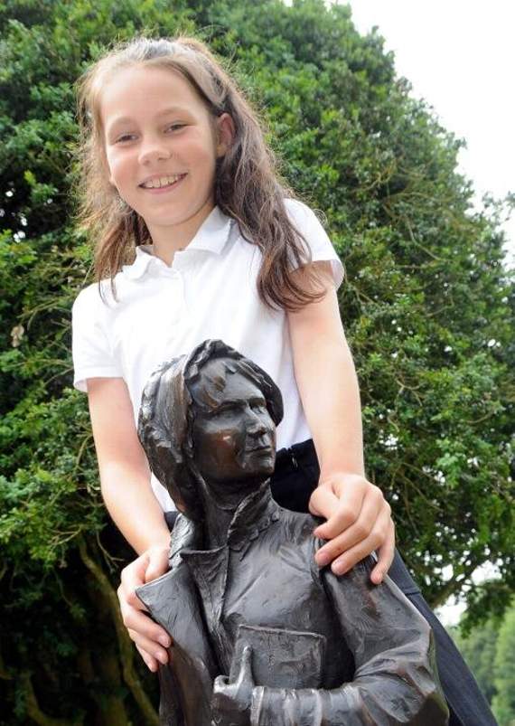 Lola takes a closer look at the Jane Austen maquette. Picture order no: AD25-54-18