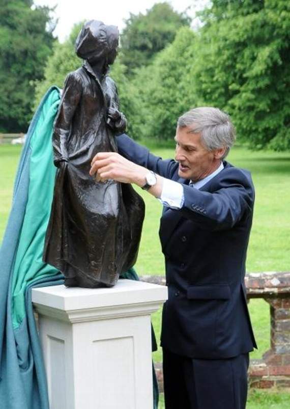 Lord Lieutenant of Hampshire Nigel Atkins unveils the sculpture. Picture: AD25-46-18