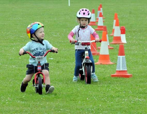 I have just overtaken my sister.. sibling rivalry out on the Liphook Junior Ride (LD25-102-18)
