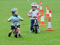 I have just overtaken my sister.. sibling rivalry out on the Liphook Junior Ride (LD25-102-18)