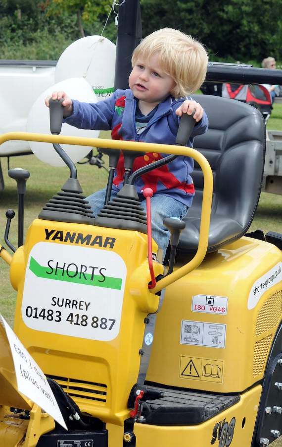 Zachary loves the digger (HD26-146-18).