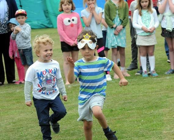 He’s behind you... the boys’ race was close (HD26-150-18)