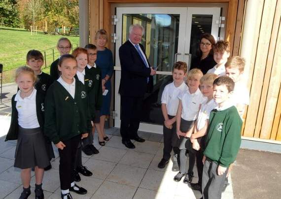 Headteacher Philippa Mitchell, councillor Stephen Reid, architect Melissa Doughty-Scott and pupils at the unveiling at The Butts Primary School. Picture order no: AD40-168-18