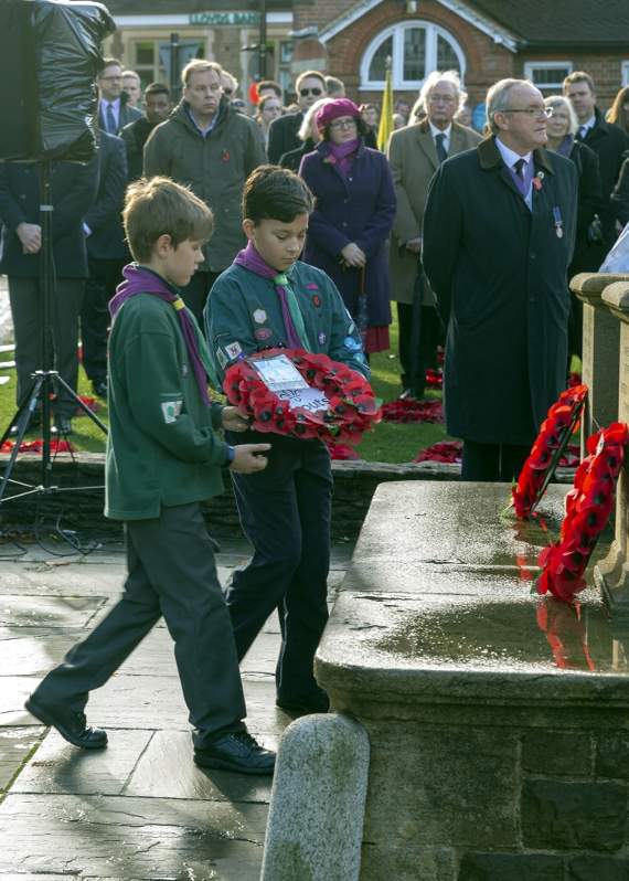 Two boys lay a wreath on behalf of Haslemere Scouts (HD47-470-18)