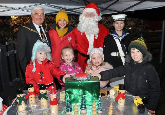 Mayor helps Badshot Lea see the (festive) light