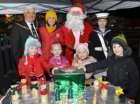 Mayor helps Badshot Lea see the (festive) light