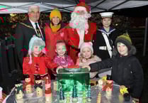Mayor helps Badshot Lea see the (festive) light