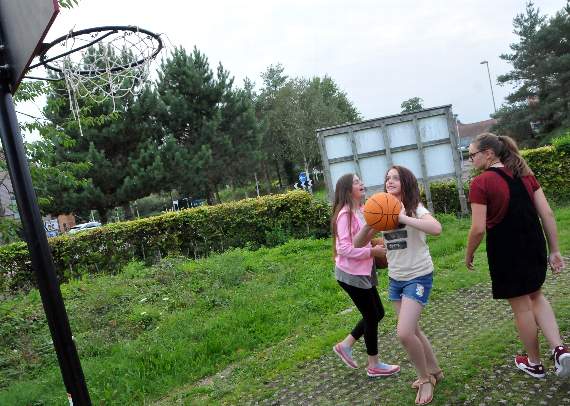 Or a spot of netball to pass the evening away (LD37-92-18)