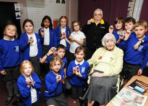 Shannon Court resident Gladys Bendall talking to pupils about her family’s memories of WWII (HD47-160-18)