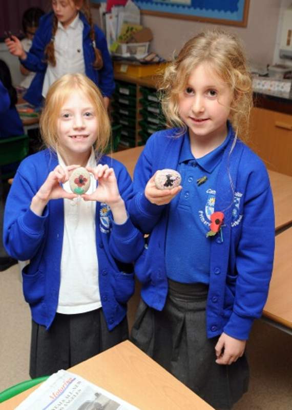 Pebbles painted with poppy designs which were place in Shannon Court’s Remembrance garden (HD47-162-18)
