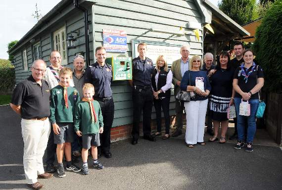 Car show supporters Sue and Rod Neil donated the money to pay for the new defibrillator at the Deer’s Hut (LD39-99-18)