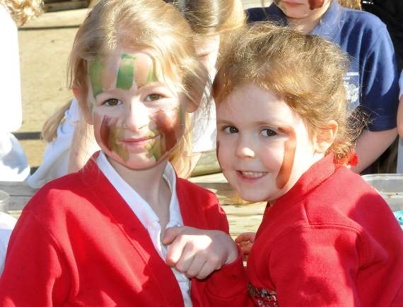 Youngsters learnt about the importance of camouflage (FD10-107-19)