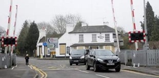 Farnham residents frustrated by rail track level crossing delays