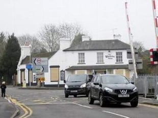 Farnham residents frustrated by rail track level crossing delays