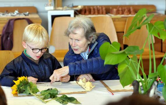 Day centre residents joined in the fun (HD44-04-19)