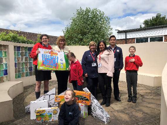 Tesco Express shoppers support school