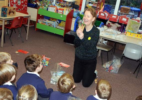 The class investigated the toys and tried to work out what they were made from (FD06-75-19)