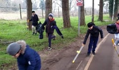 Young Ahmadiyya Muslims help keep Surrey streets clean