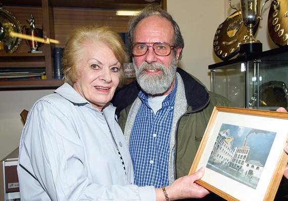 •Former secretary Jo Beavan and design engineer John Lewer – holding an image of the former brewery – met up 40 years after working together at Xerox and are now a couple.