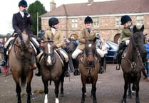 Hundreds turn out to see hunt