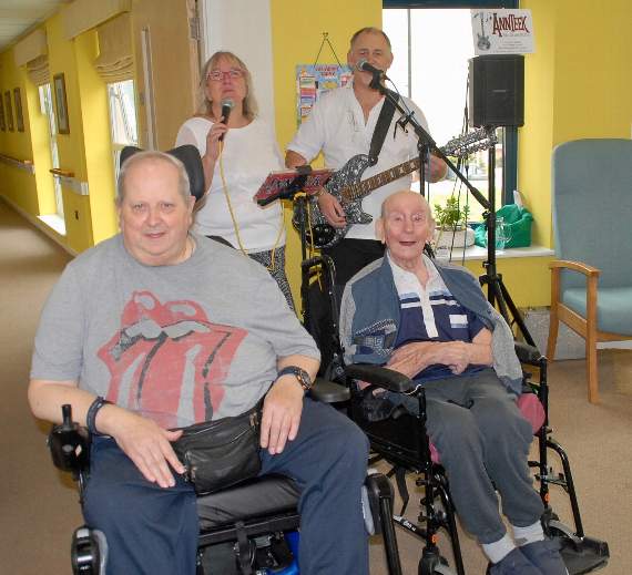 Michael Evans and Bertie Holder with musical duo AnnTeek (Pete and Lyn Farnell).