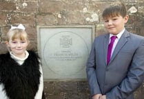 Stone unveiled to VC winner