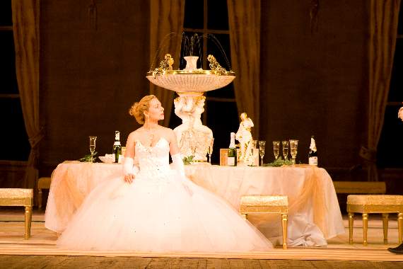 La Traviata: Violetta played by Maria Tonina (act one).