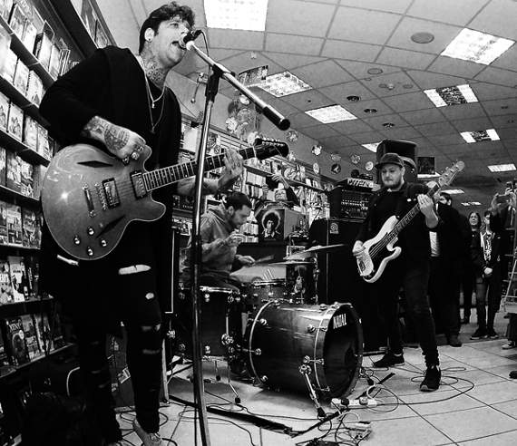 Reigning Days play Newton Abbot's Phoenix Sound ©MDA/StevePope