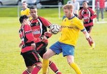 Kingfishers in with title chance