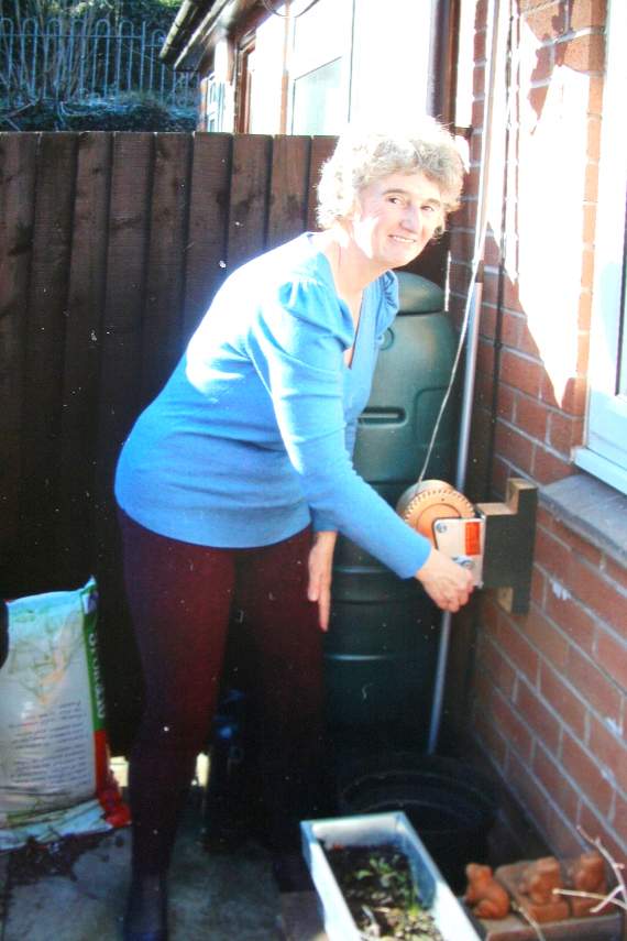 Angela was able to use her washing line once Les adapted it using a trailer winch
