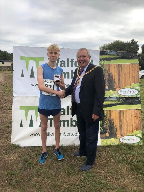 The Mayor Cllr Harry Bramer with the fastest man in the 5k race (Alex Rawlings).