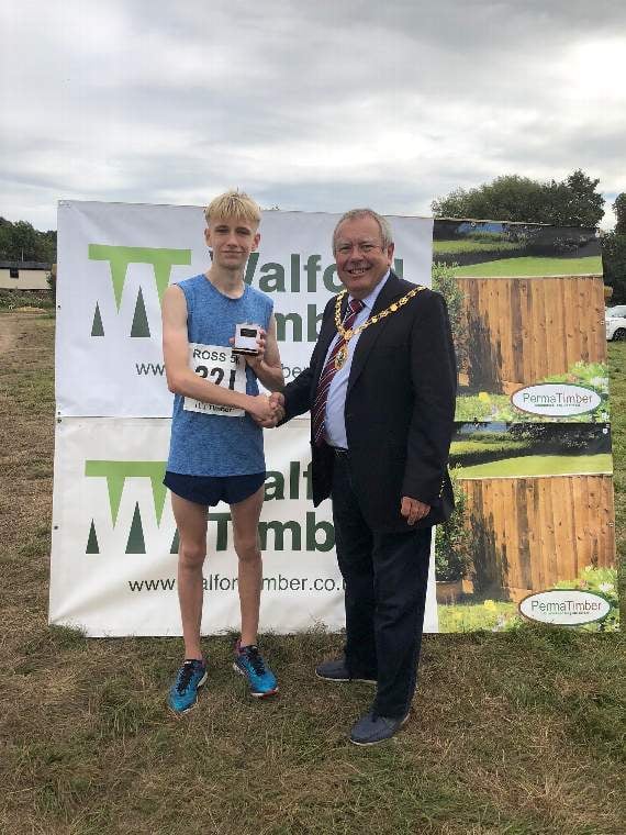 The Mayor Cllr Harry Bramer with the fastest man in the 5k race (Alex Rawlings).