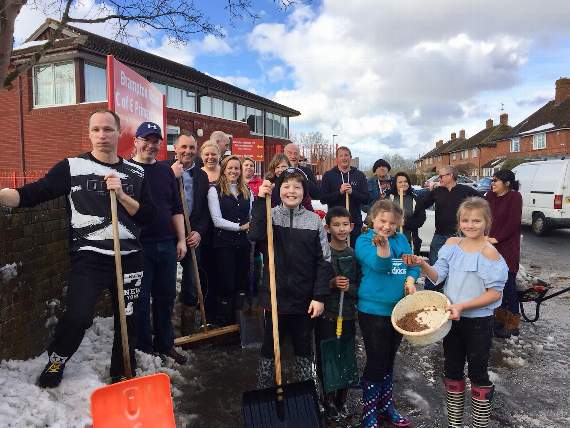 Brampton Abbotts team help to clear the paths