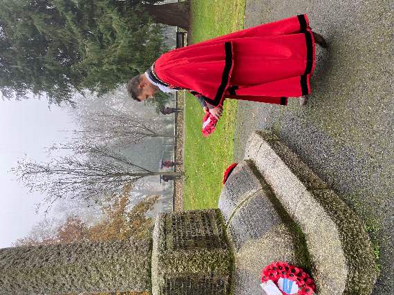 Mayor Cllr Daniel Lister lays a wreath at the Prospect War Memorial