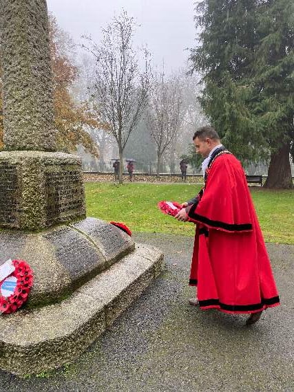 Mayor Cllr Daniel Lister lays a wreath at the Prospect War Memorial