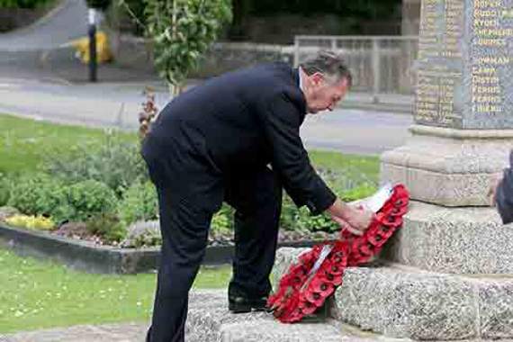 Leon Locke places a wreath in remembrance of all those who died at the Battle of the Somme, 1916