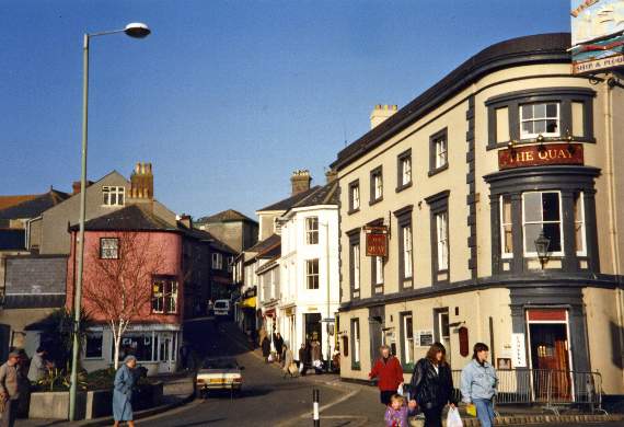 The bottom of Fore Street in 1992, with the Anchor Hotel now the Quay pub, and with noticeable differences on the other side of the street (Cookworthy Museum)