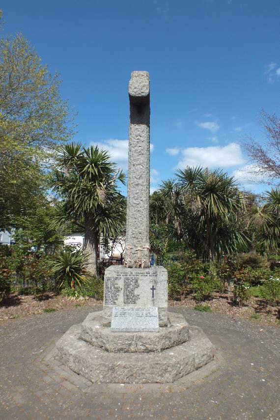 Dartmouth cenotaph in the sun; RW